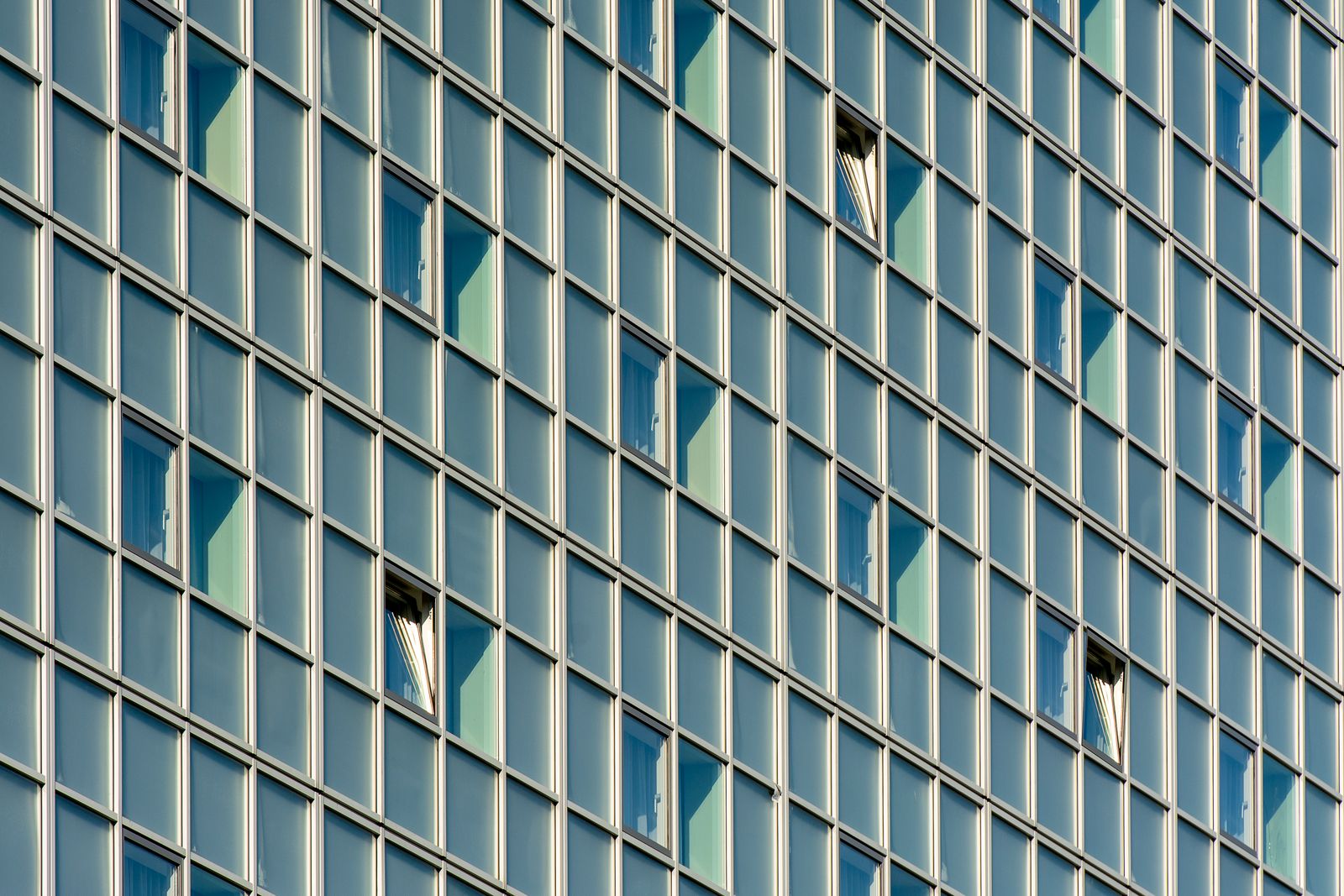 Rope descent drop on a downtown elevation, ground attendant below